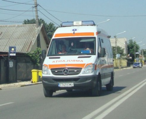 A intrat pe contrasens şi s-a răsturnat cu maşina pe DN3